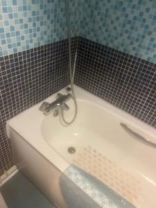 伦敦Chislet的浴室内配有浴缸和水槽