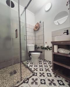 法兰西堡Kazacérola的一间带卫生间和玻璃淋浴间的浴室