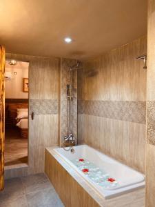 KamadhooSand Inn Residence的带浴缸的浴室和卧室