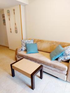 奥罗佩萨德尔马Apartamento Neptuno Sunrise Magic World的带沙发和咖啡桌的客厅