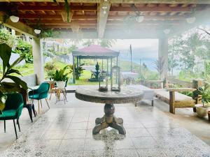 曼巴豪Bintana sa Paraiso Binunsaran的一个带桌椅的庭院和一个帐篷
