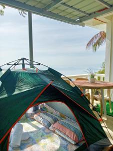 大雅台Cabin de Paulin的帐篷位于带桌子的庭院
