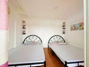 大雅台Cabin de Paulin的白色墙壁客房的两张床