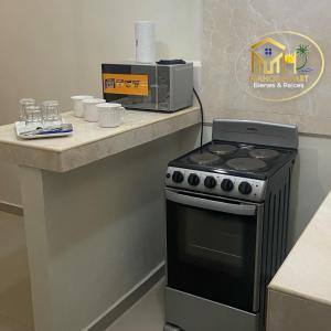 特拉Maho's Apartamentos的厨房配有炉灶和微波炉。