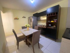 大坎普Casa Camargo - mobiliada, cozinha completa的厨房以及带桌椅的用餐室。