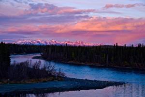 SterlingGreat Alaska Adventure Lodge的享有山脉背景的河流美景