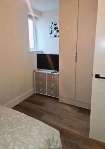 1-bed flat near Romford station的电视和/或娱乐中心