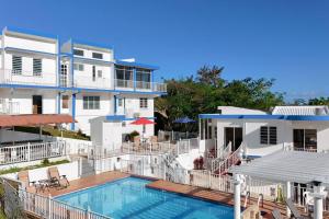 Humacao Villa - 8BR, Pool, Palmas, Ocean Views的一座大型白色房子,前面设有一个游泳池