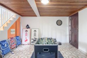 Humacao Villa - 8BR, Pool, Palmas, Ocean Views的大房间设有一张桌子和棋盘