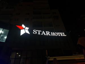 地拉那Star Hotel Astir的大楼一侧的星酒店标志