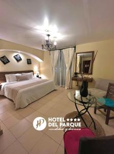 瓦曼特拉Hotel Del Parque的一间卧室配有一张床和一张玻璃桌
