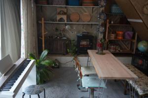 Mamiharaomusubi guest house (JAPANESE　STYLE）的一间设有钢琴、桌子和键盘的房间