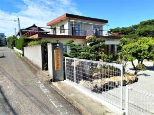 MitoyoMitoyo - House - Vacation STAY 15144的街道前有围栏的房子