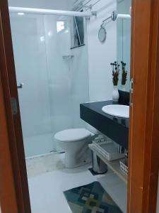 曼加拉蒂巴Apartamento no Hotel Porto Marina Mangaratiba的一间带卫生间和水槽的浴室