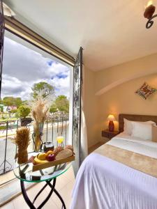 瓦曼特拉Hotel Del Parque的一间卧室设有一张床和一个大窗户