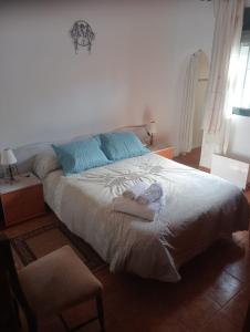 布尔吉略斯ALBORADA TRES的一间卧室配有一张大床和毛巾