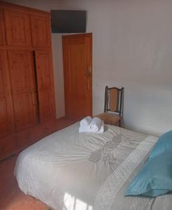 布尔吉略斯ALBORADA TRES的卧室配有带白色棉被的床
