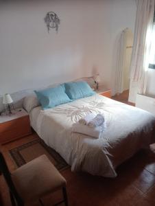 布尔吉略斯ALBORADA TRES的一间卧室配有带毛巾的床