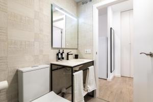 瓦伦西亚Moontels Plaza de Vannes的一间带水槽、卫生间和镜子的浴室