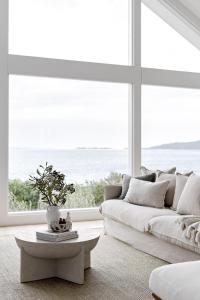 浅滩湾Salt at Shoal Bay的客厅配有白色沙发和大窗户