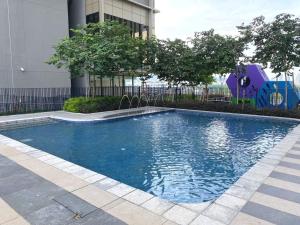 吉隆坡PAVILION EMBASSY KLCC By ELITE HOST的大楼前带游乐场的游泳池