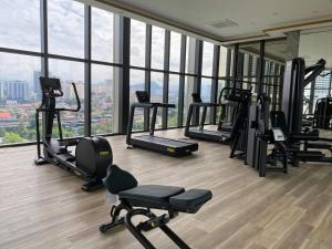 吉隆坡PAVILION EMBASSY KLCC By ELITE HOST的一间健身房,里面设有几台跑步机,房间设有窗户