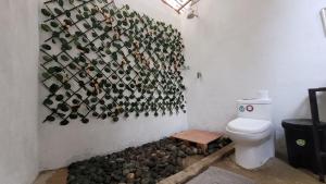 San Lucas SacatepéquezCabaña privada的浴室墙上装有一大堆葡萄酒瓶