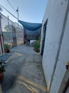 里瓦斯Hostal Brisas del Ometepe的一个带桌椅和围栏的庭院