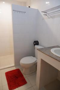 象岛Goldbeach guesthouse的白色的浴室设有卫生间和水槽。