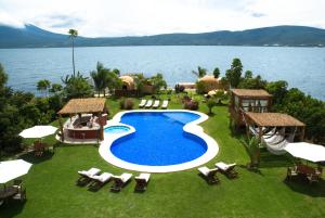 柔蔲科派克艾尔尚特温泉酒店的享有带游泳池的度假村的空中景致