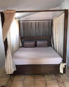 波德戈里察*Ana Maria*Hostel/rooms&bunk bed的卧室内一张带木架的天蓬床