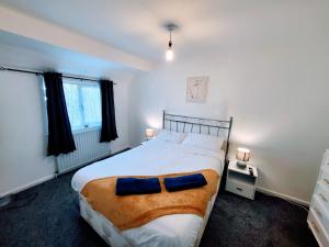 HeeleyStay Sleep Rest Heeley, Sheffield的卧室配有一张蓝色色调的大型白色床。