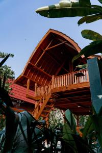 塞莱马德加Kusfarm Bali的树屋,顶部设有木甲板