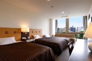大阪大阪城堡酒店 的酒店客房设有两张床和大窗户。