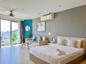 头顿Sóng Xanh Homestay - The Sóng Vũng Tàu的一间带大床的卧室和一间客厅