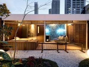 大阪Konjaku-So Bentencho Rooftop Garden的城市里一个带沙发和浴缸的甲板