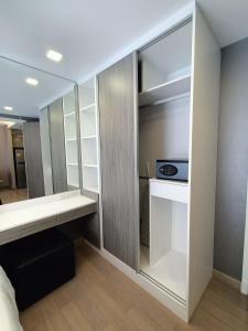 曼谷Residence 187的客房设有衣柜、书桌和书架