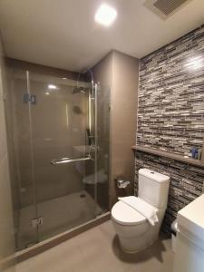 曼谷Residence 187的一间带卫生间和玻璃淋浴间的浴室