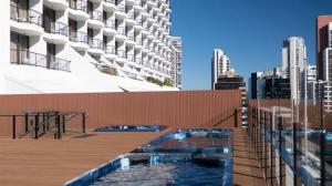 黄金海岸Comfy Surfers Paradise Studio with Ocean View的建筑物屋顶上的游泳池