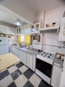 拉普拉塔La Plata Housing I的厨房配有白色橱柜和炉灶烤箱。