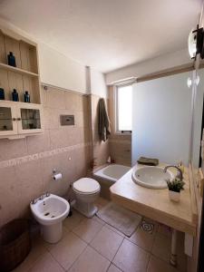 拉普拉塔La Plata Housing I的浴室配有卫生间、盥洗盆和浴缸。