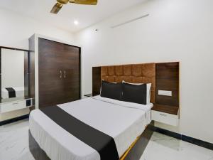 KhammamSuper OYO Hotel Arjun Residency的一间卧室,卧室内配有一张大床