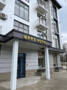 纳沃伊Art Hotel Navoiy的一座带有读艺术酒店标志的建筑