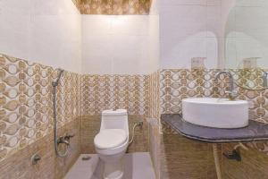乌代浦FabHotel Prime The Royal Galaxy的一间带卫生间和水槽的浴室