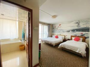 北京北京瑞洁宾舍酒店 (近前门天坛)的酒店客房设有两张床和浴缸。