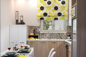 干尼亚Chania Design Suites的厨房配有桌子,黄白色