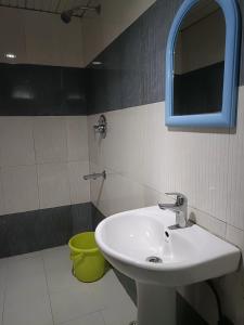 甘托克LHONARK RESIDENCY的一间带水槽和镜子的浴室