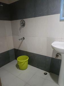 甘托克LHONARK RESIDENCY的浴室设有黄色桶和水槽