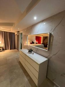 圣多明各Penthouse Bella的浴室设有水槽和墙上的镜子