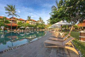努沙杜瓦巴厘岛阿优达度假酒店的游泳池旁的一排躺椅